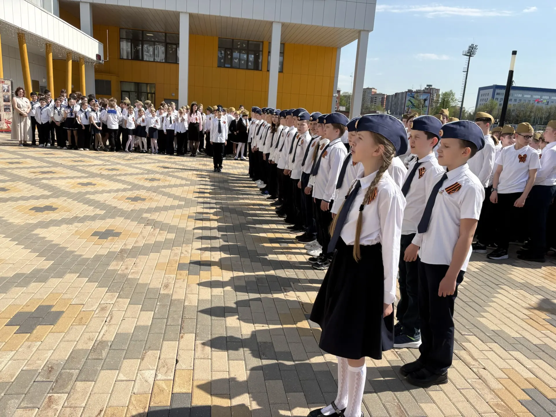 🪖 **В школе состоялся конкурс «Смотр строя и песни» среди 5–7 классов!** 🪖 Команды показали себя на 