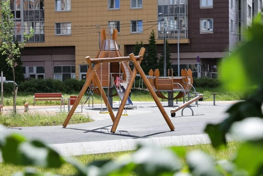 Детскую площадку с игровым комплексом обустроили на Дунайском проспекте у дома № 5 к. 7.