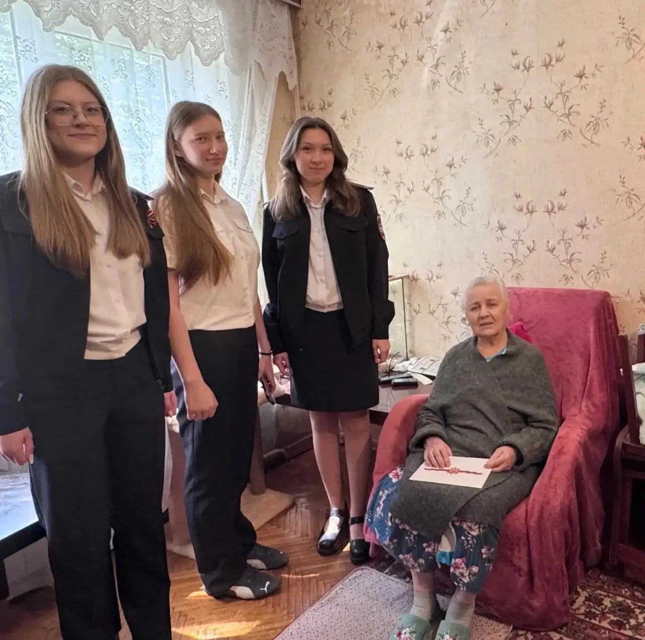 🕊️Поздравляем тех, кто подарил нам мирное небо!   ✍️Обучающиеся 10 полицейского класса школы 86 с кл