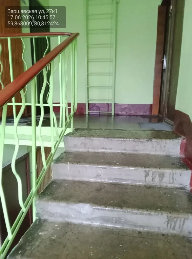 Уборка лестничных клеток в парадных многоквартирного дома по адресу: Варшавская улица, д. 27, к. 1