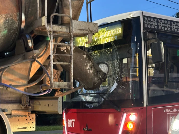 ТОМИКС Во Владимире бетономешалка протаранила лобовуху автобуса 📌https://www.томикс33....