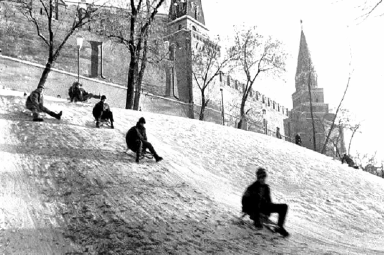 Ледяная горка у Кремля, Москва, 1960 год.