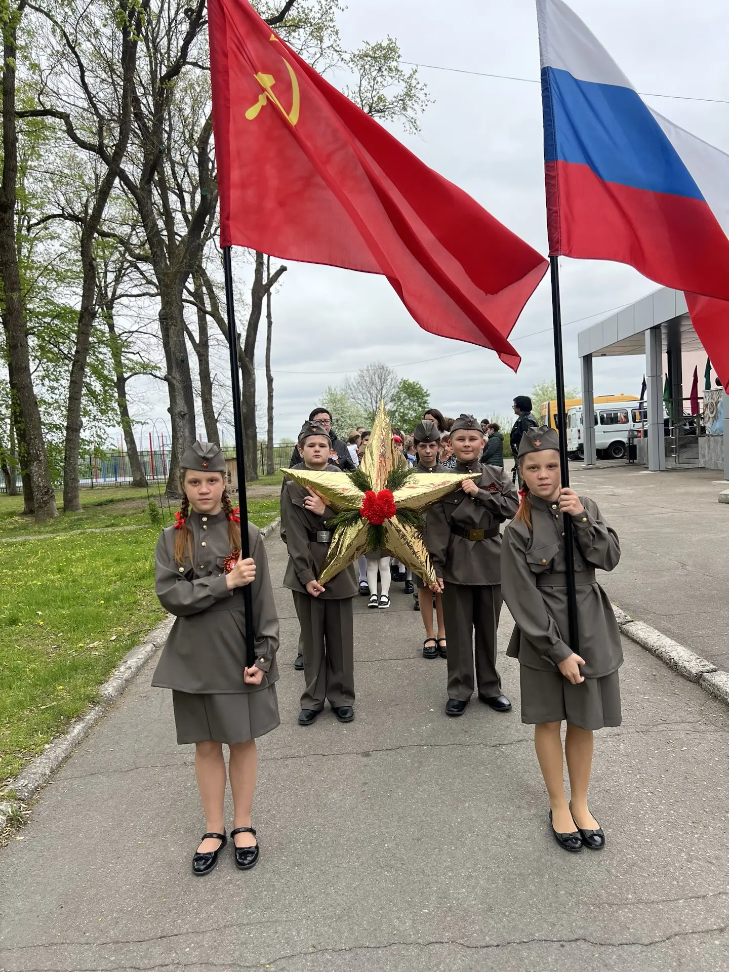 Накануне 9 мая ученики и педагоги школы торжественным маршем отправились к Братскому ме...