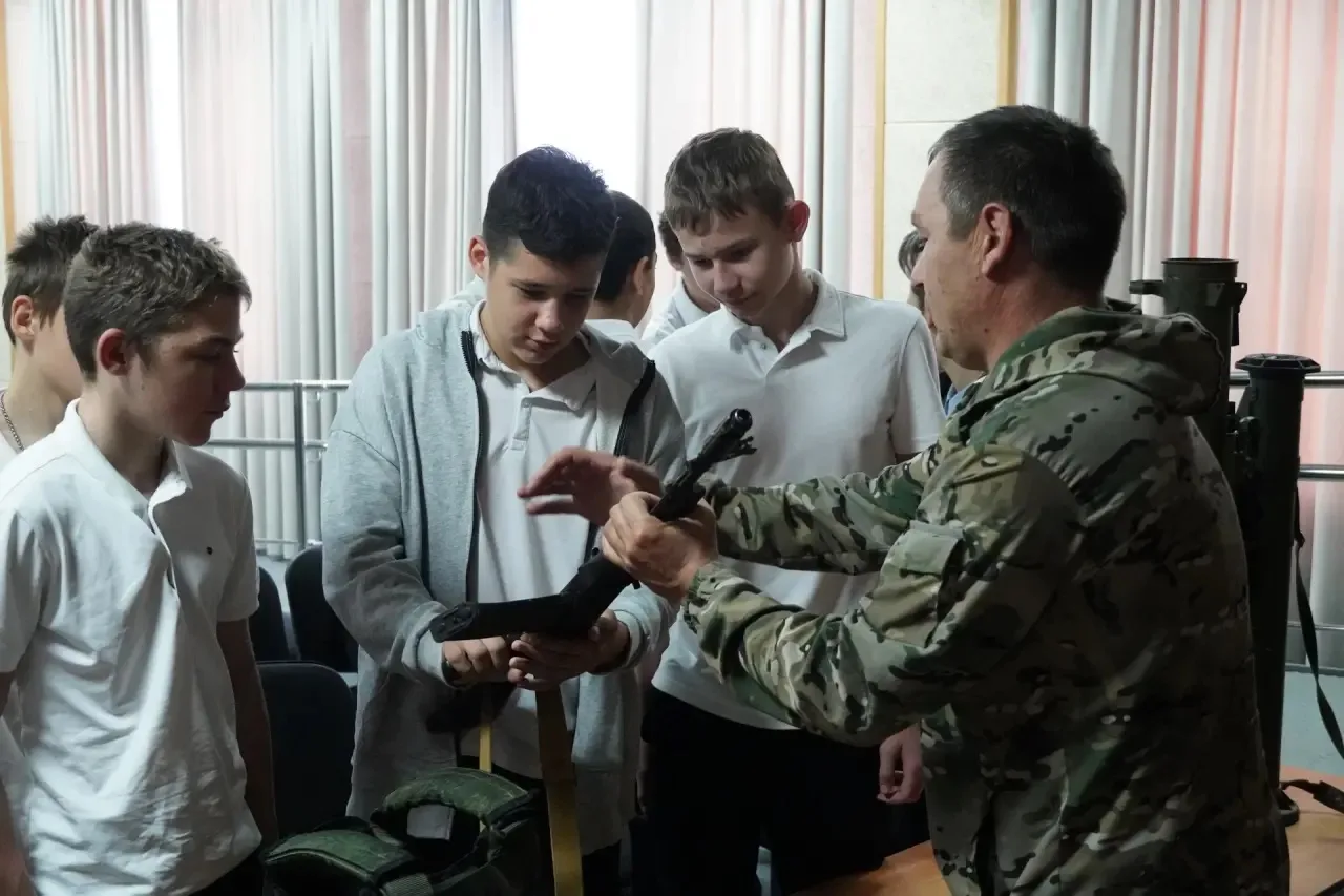 В школах Крымского района проходят уроки мужества с участниками СВО