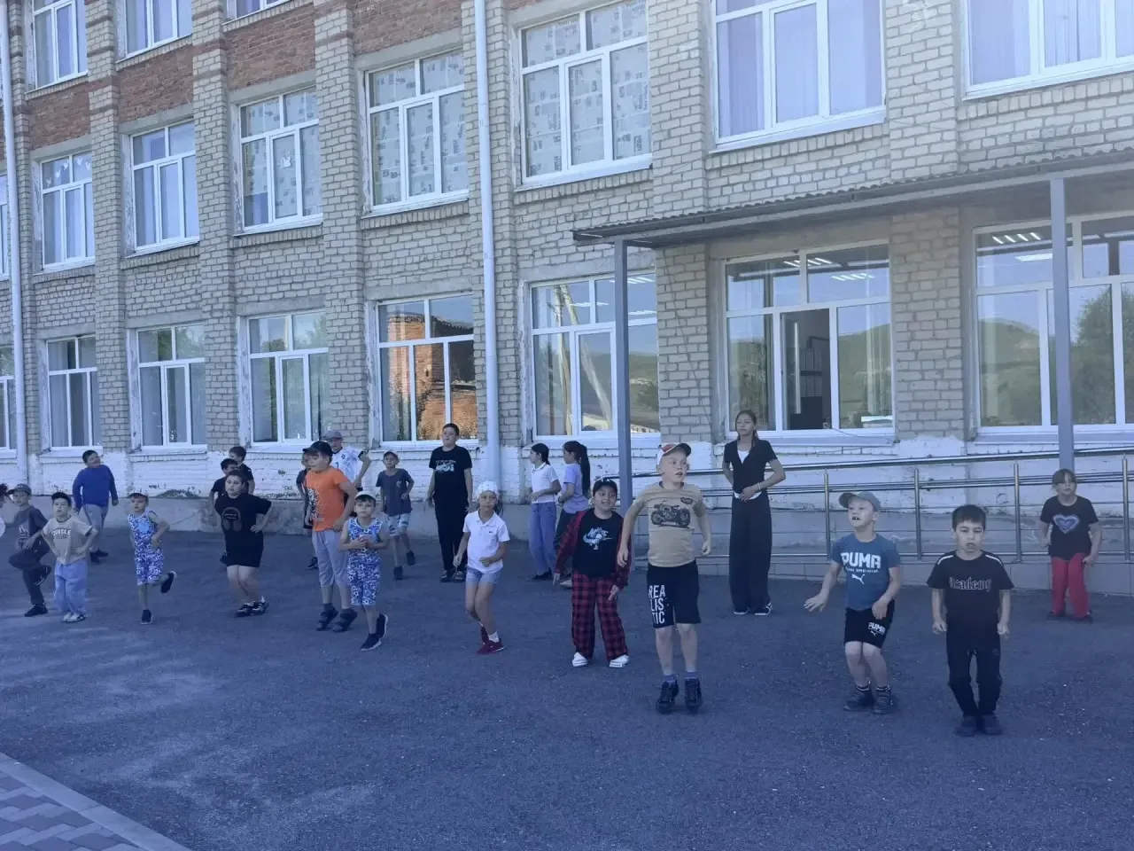 Бодрое утро в нашем лагере! ☀️

Доброе утро, страна! Пока многие еще потягиваются в кроватках, наши 