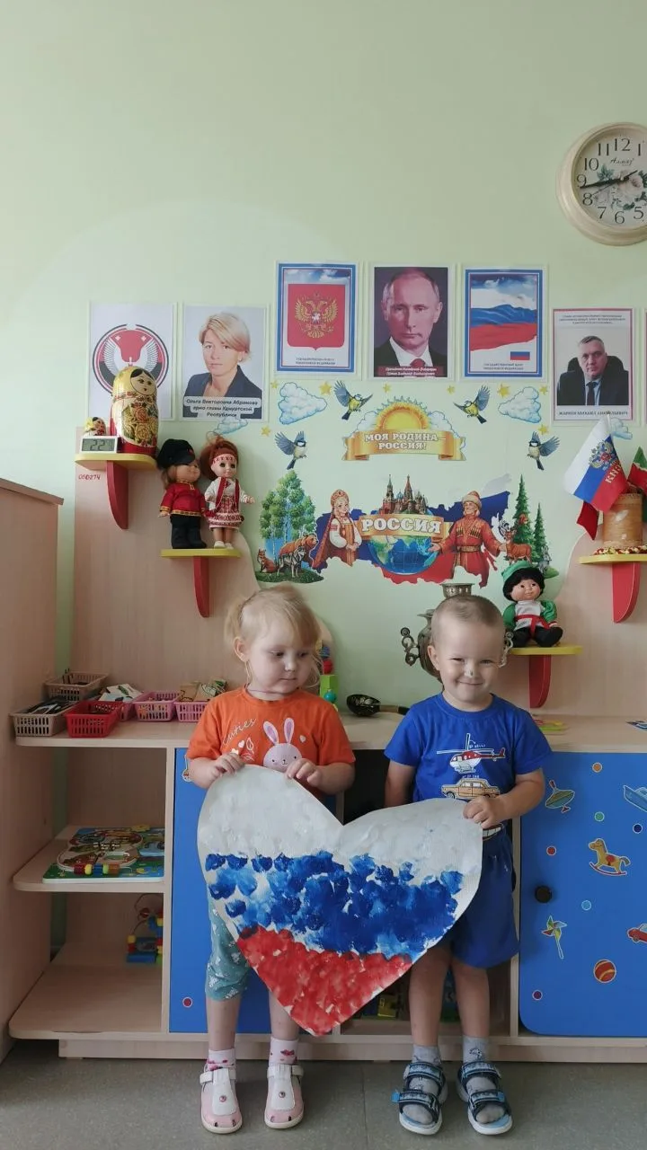 А ребята группы "Пчелки", в преддверии Дня  Государственного флага, запустили флешмоб "...