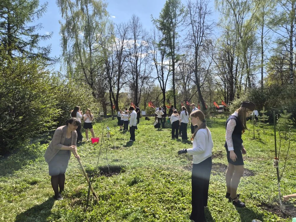 🌳 Сад памяти  Сегодня в школьном Мичуринском саду прошёл трудовой десант.  🟠⚫️ Обучающиеся 1–10 клас