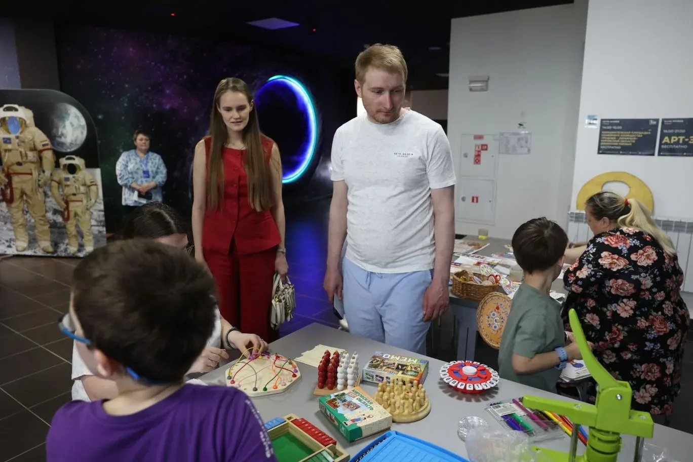 В Кирове проходит ежегодная акция «Ночь музеев». Двери музеев открыты для посетителей до 22:00. В пр
