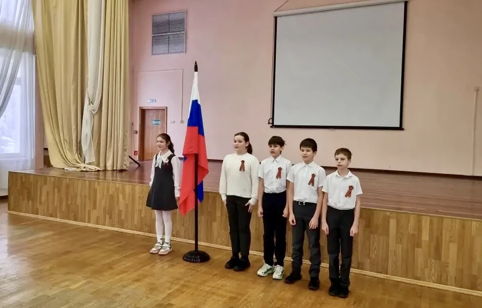🇷🇺 Понедельник начинается с главного: Флаг и Гимн России!🇷🇺   Традиционно новая учебная неделя начал