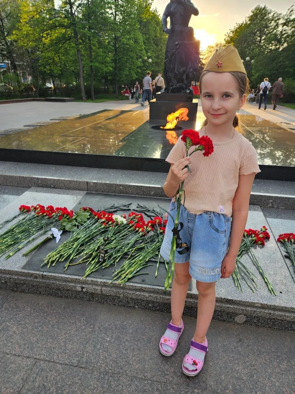 В этот особенный день наши ученики отдали дань памяти героям – возложили цветы к памятникам.  В глаз