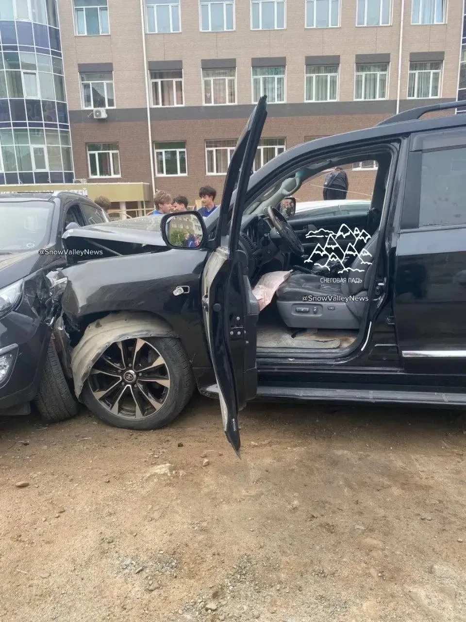 Ребёнок сел за батин "Крузак" и протаранил 5 авто