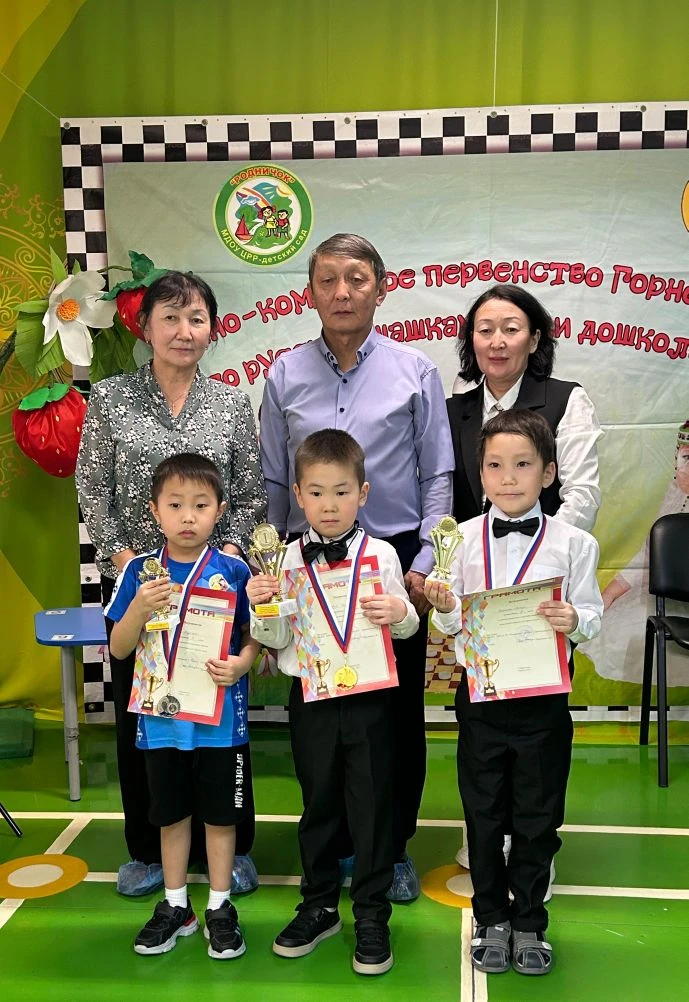 «Кэнчээри» кырачааннара шашка күрэҕэр — 🏆🥈кыайыылаахтар!