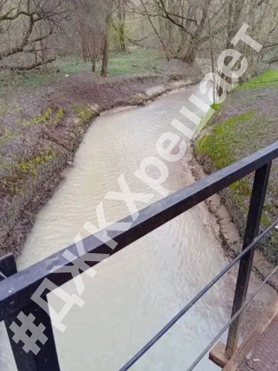 😬 На выходных в районном чате появилось сообщение про реку Раменка — вода была странно...