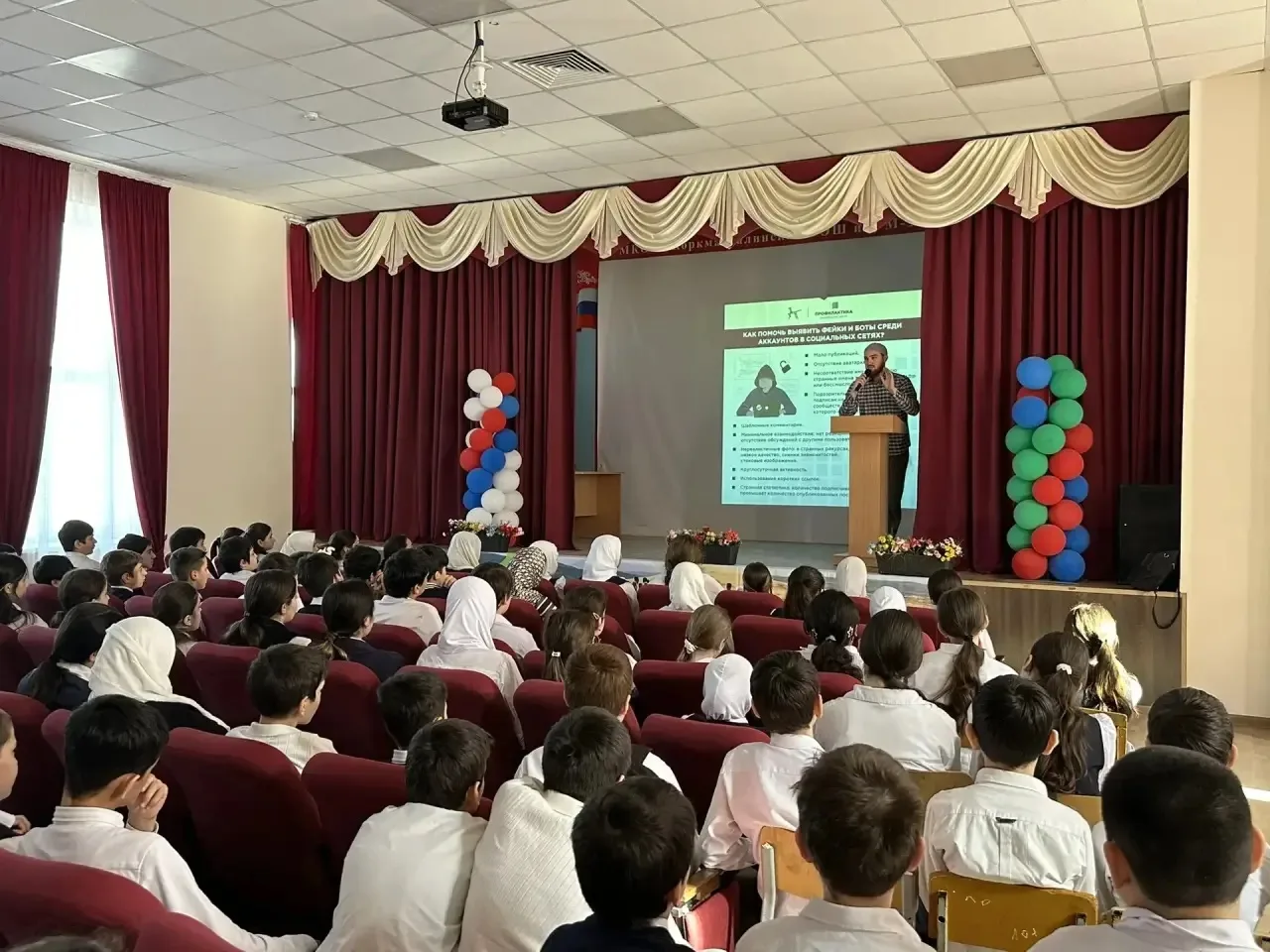 Сегодня посетил нашу школу помощник имама мечети Кумторкалинского района Болатов Г.П. Он провел бесе