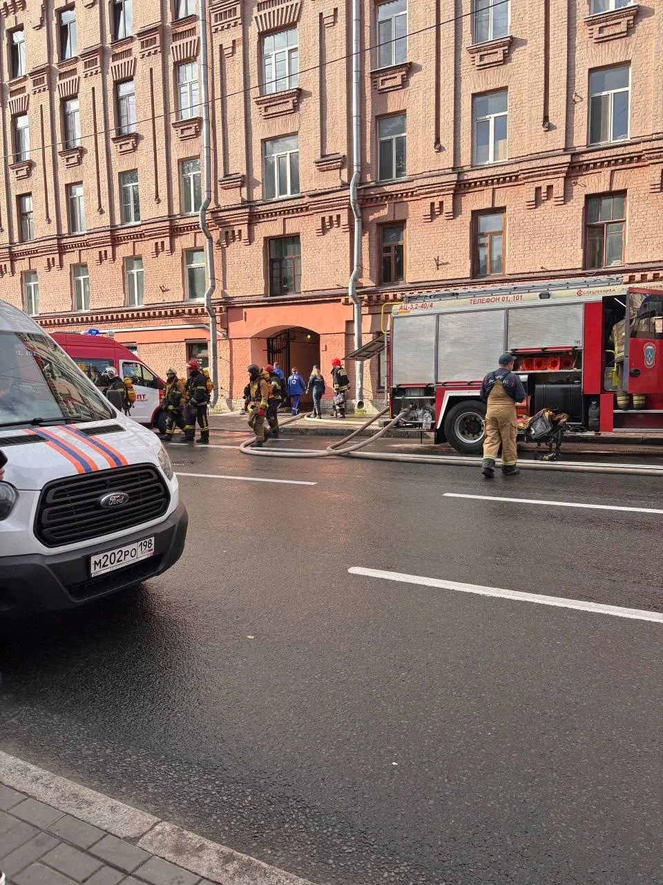 В доме 26 на Большой Зелениной улице на 6-м этаже произошел пожар площадью 100 квадратн...