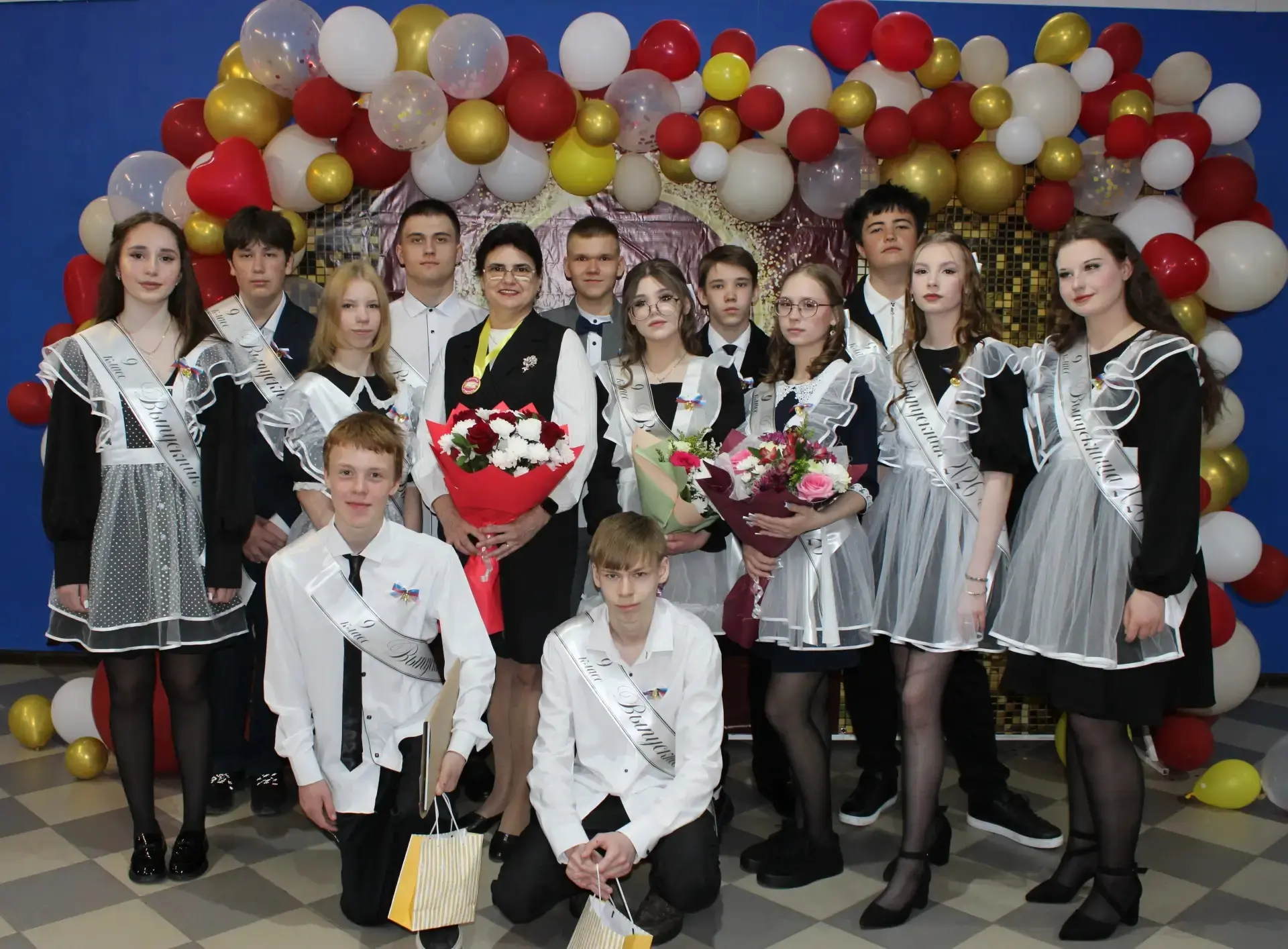 🔔 В Козульской школе №1 прошёл душевный Последний звонок в 4 классах! 🎓✨
Четыре года начальной шко