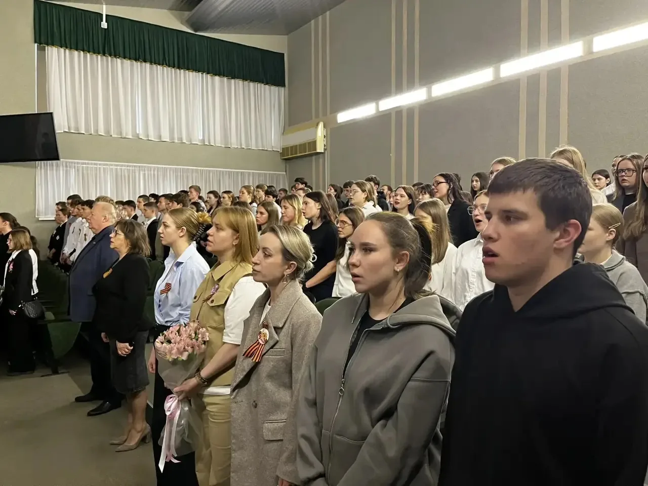 🇷🇺 4 мая 2026 года учебная неделя началась с проведения Торжественной линейки, посвящённой церемонии