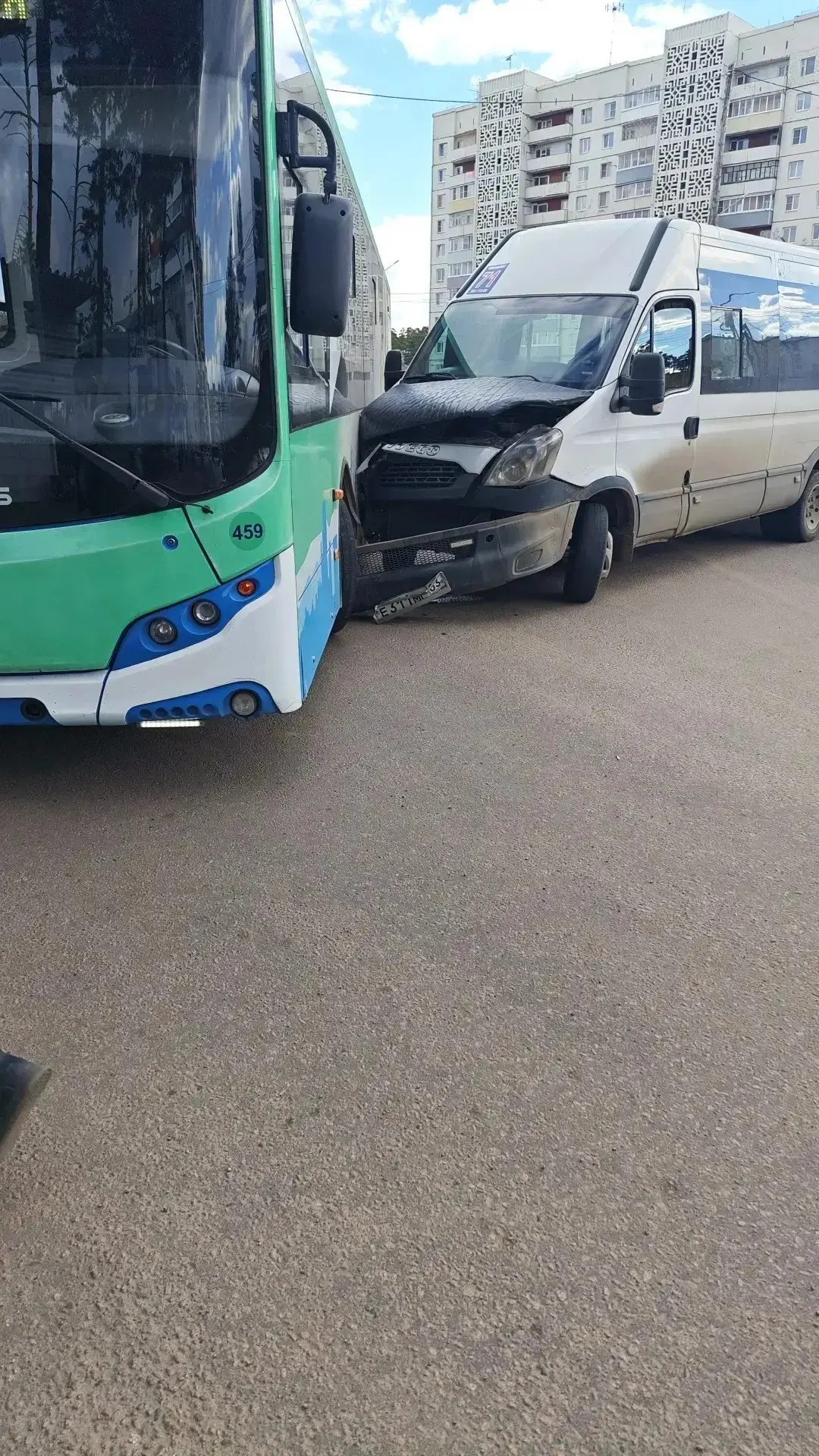 Нам пишут: маршрутка протаранила автобус в 100-х кварталах