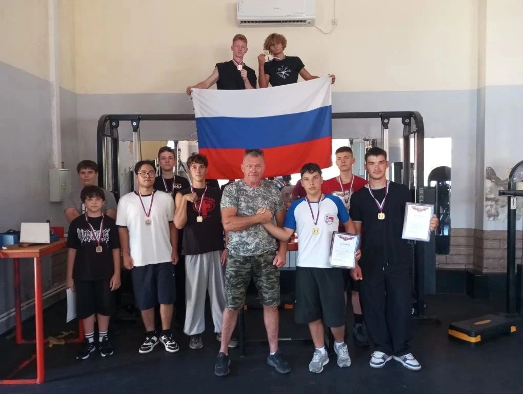 22 августа в тренажерном зале спортивного клуба «Барс» в день Государственного флага Ро...