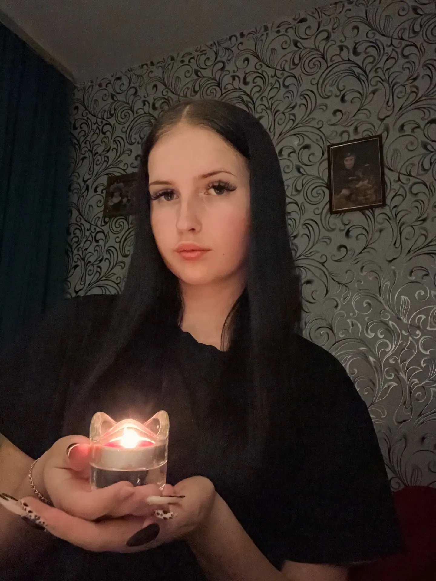 Фролова Виктория, ученица 9 класса, принимает участие в акции «Свеча памяти», посвященной 85-й годов