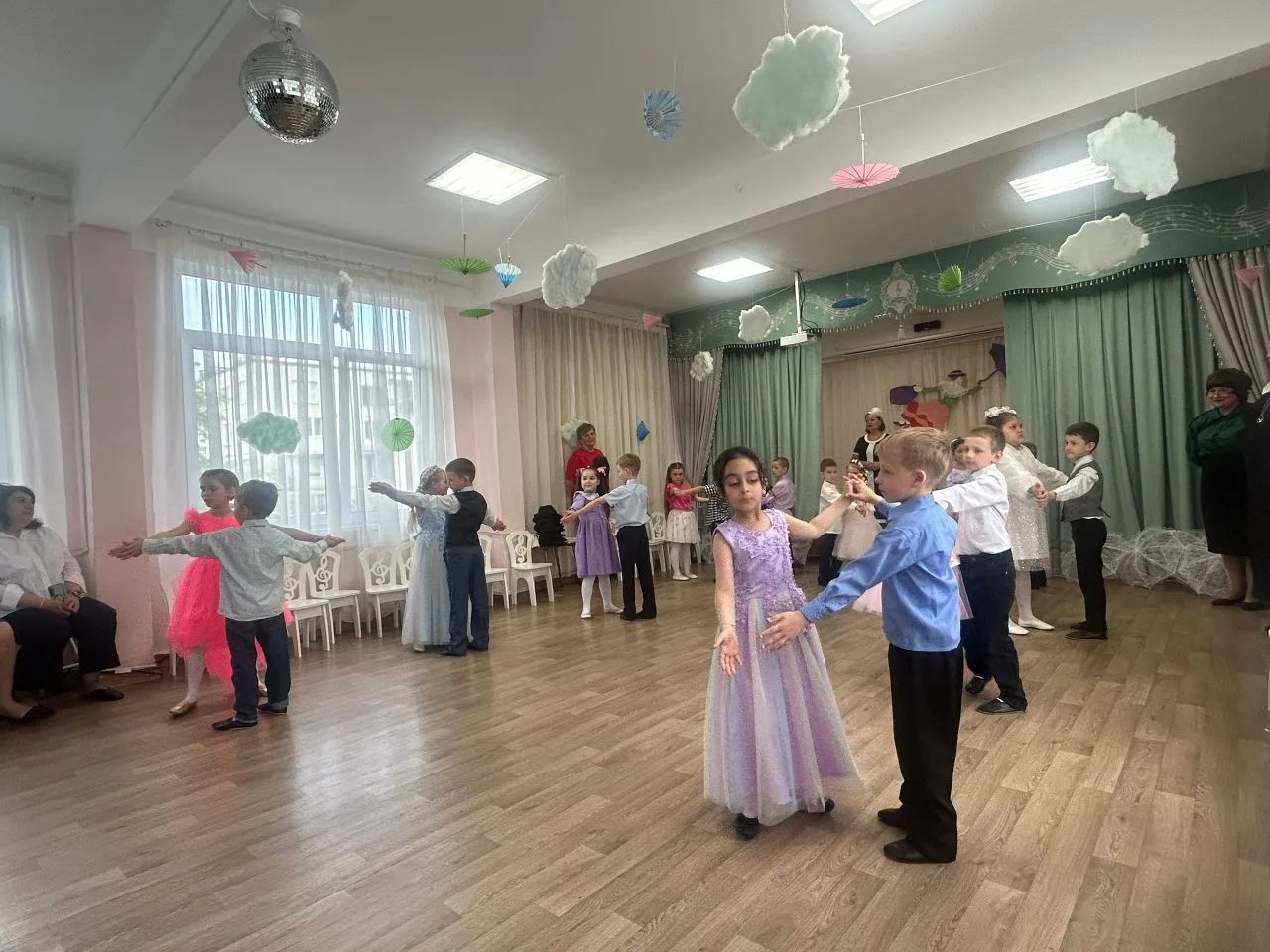 ✅ Вот и подул ветер перемен для воспитанников 9 и 10 логопедических групп…
