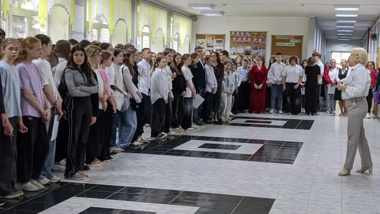 Две линейки, одни ценности: гордость за нашу школу!  В нашей школе прошли традиционные торжественные