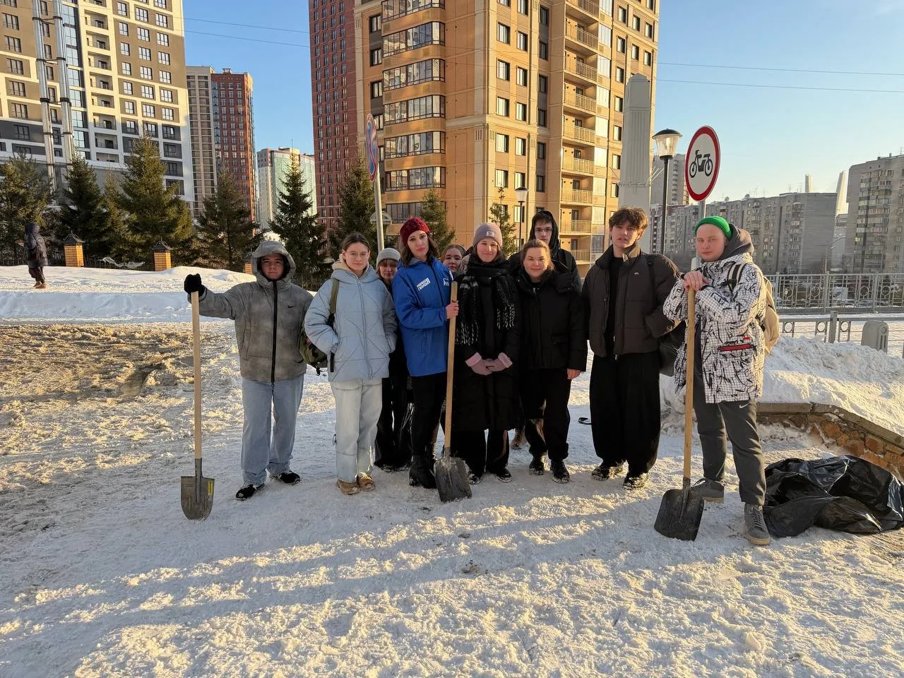 ❄️Молодогвардейцы Новосибирской области в рамках акции «Антипаводок» помогли жителям по...