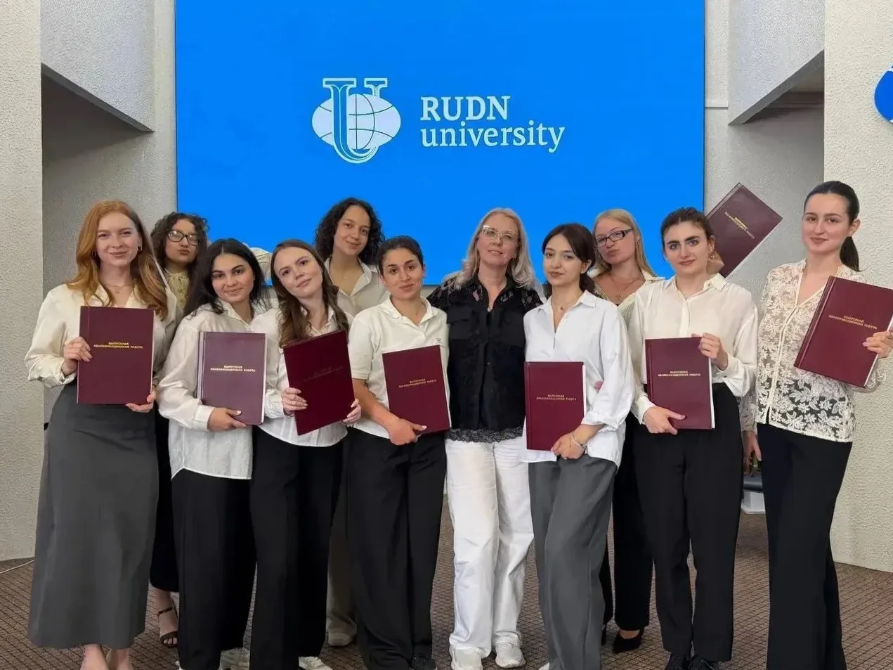 Доброе утро, #РУДНСочи! ☀️ 

🎓Пока школьники сдают экзамены и выводят ответы в бланках, наши студен