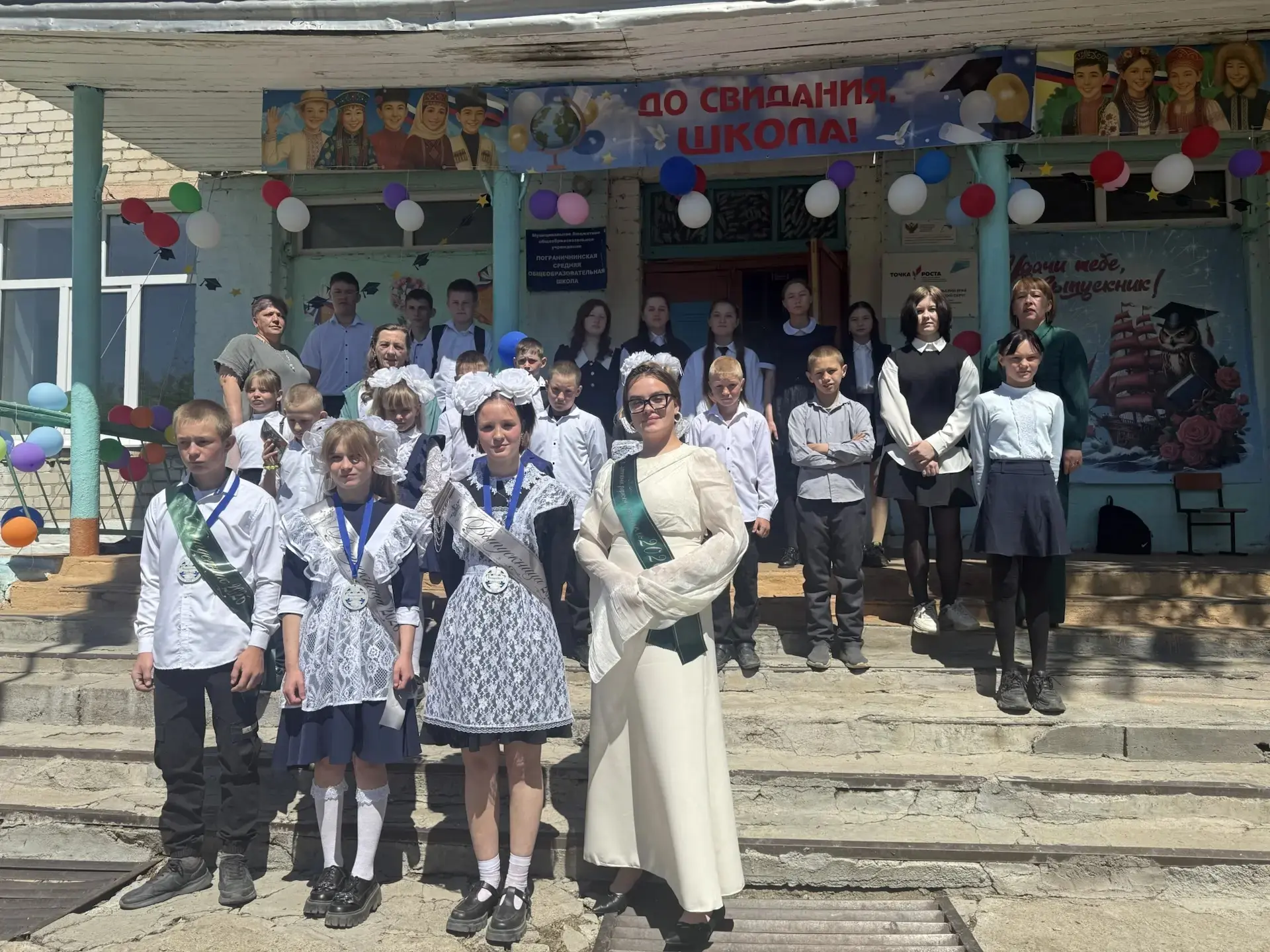 🎓 Выпускной 9 класса: новый этап на пути к мечтам!

Сегодня особенный день — наши девятиклассники п