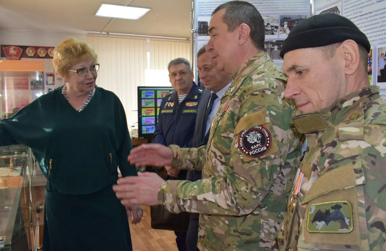 🇷🇺 В Зырянский краеведческий музей передали почтовую марку с Героем России Максимом Песковым  Максим