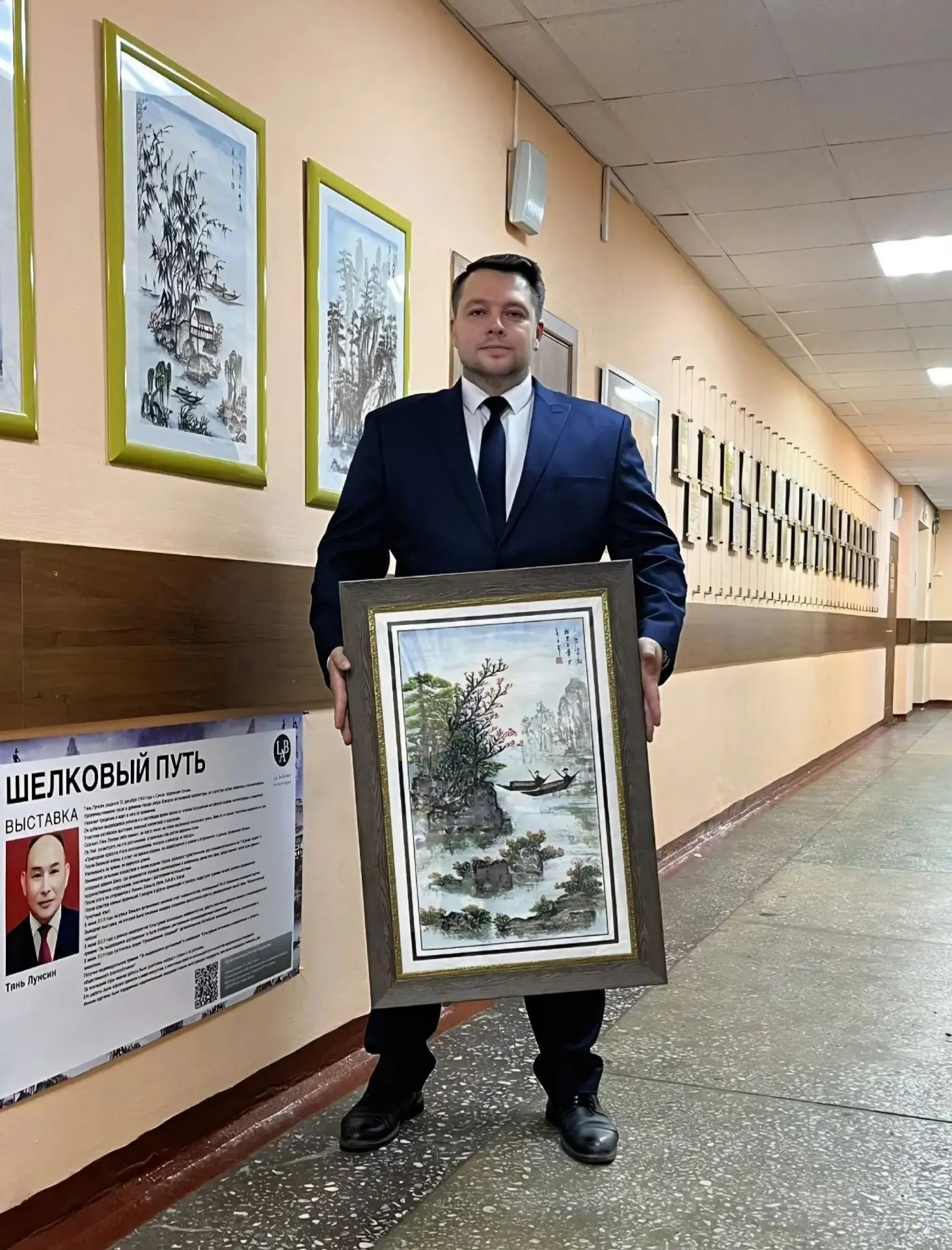 ТРИ ВЗГЛЯДА НА ИСКУССТВО: В НАШЕЙ ШКОЛЕ ОТКРЫЛАСЬ ОБНОВЛЁННАЯ ВЫСТАВКА КАРТИН!