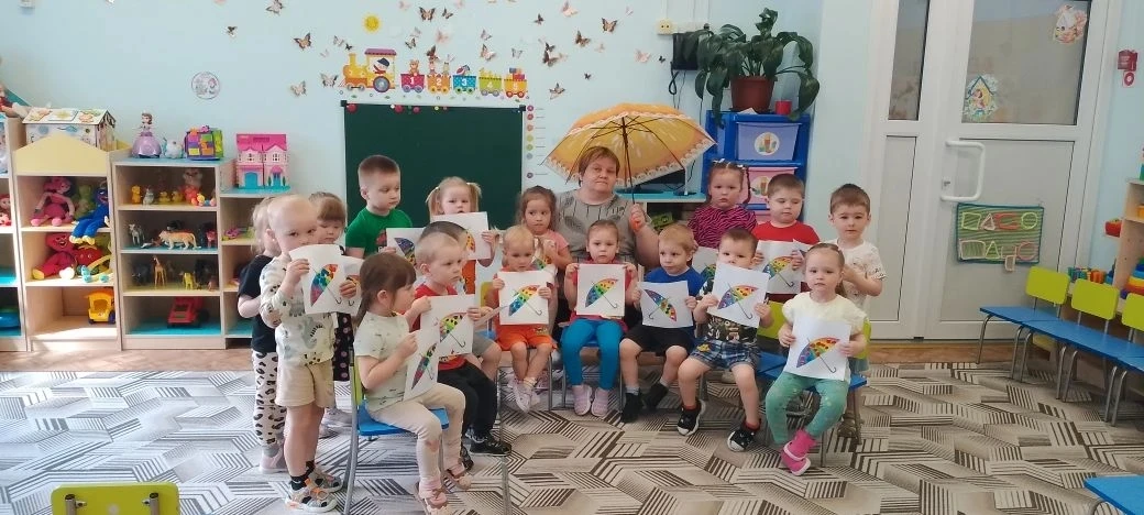 В группе " Карамельки" сегодня прошел тематический день-" День зонтика" Дети поиграли в...