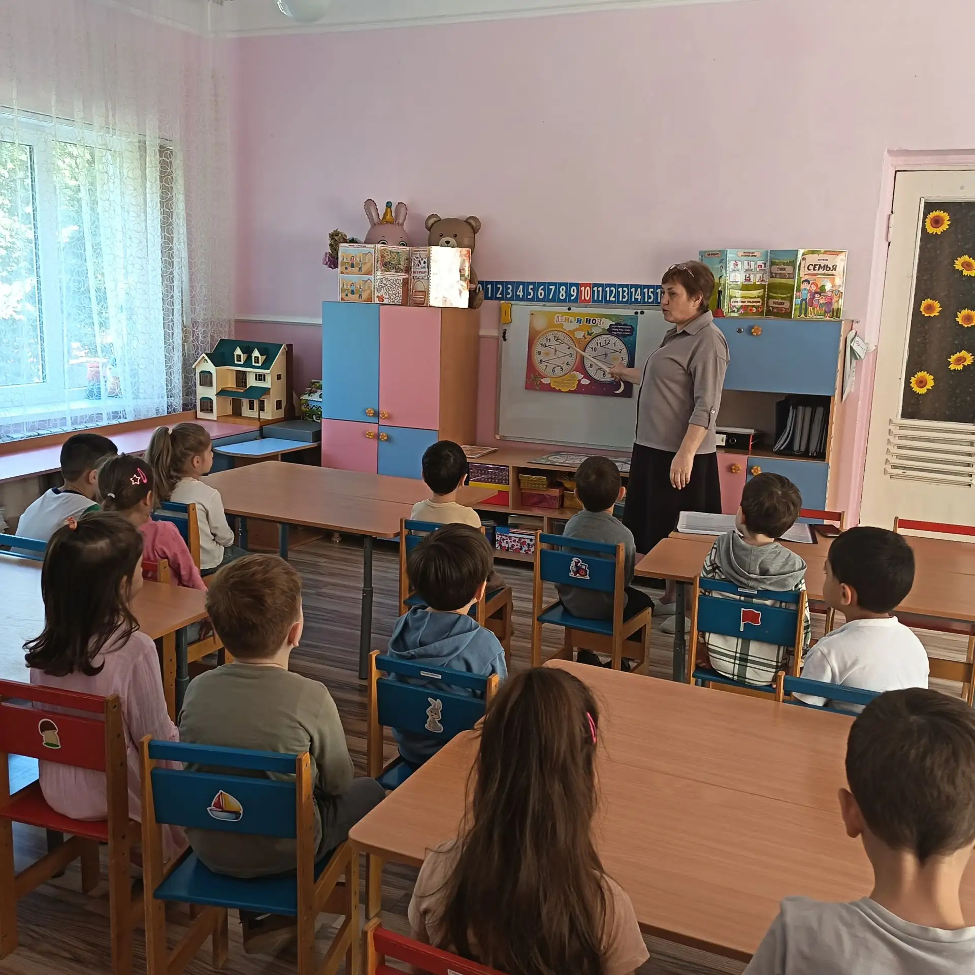 Занятие в 1 старшей полилингвальной  группе. Воспитатель Макиева И. Б.