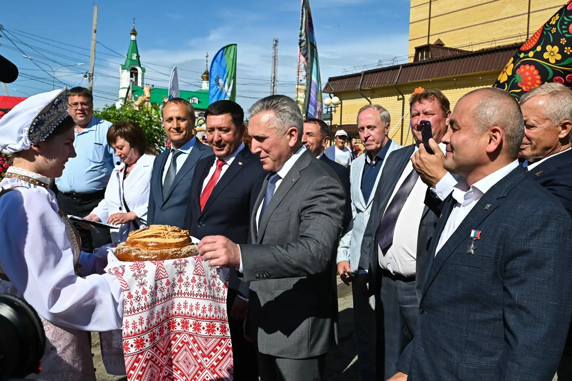 На площадке "Мир мастеровой" делегацию встречали с хлебом - солью.
