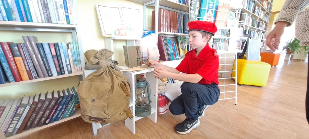 Бүген безнең мәктәбебез укучылары авыл китапханәсендә Бөек Ватан сугышына багышланган к...