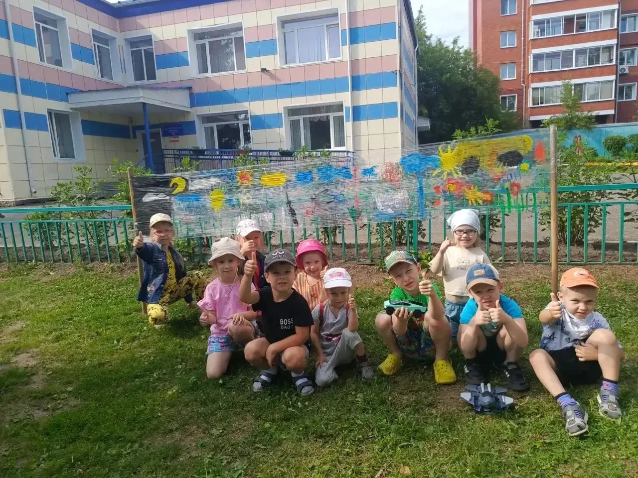 🎨 «Я рисую лето!» — творим по-взрослому в 8-й группе.☀️

Мы не ищем лёгких путей! На этой неделе ри