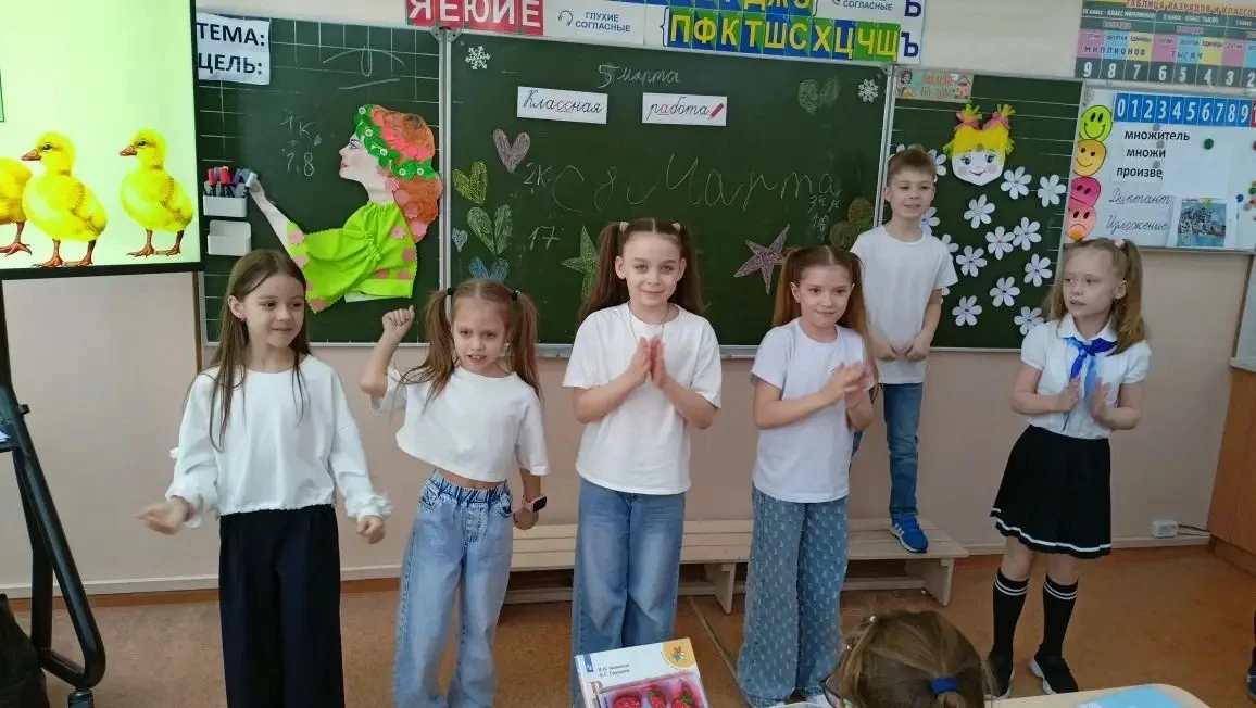 Наши маленькие принцессы из 2 "Г" 💐  В преддверии весеннего праздника в классе было особенно шумно и