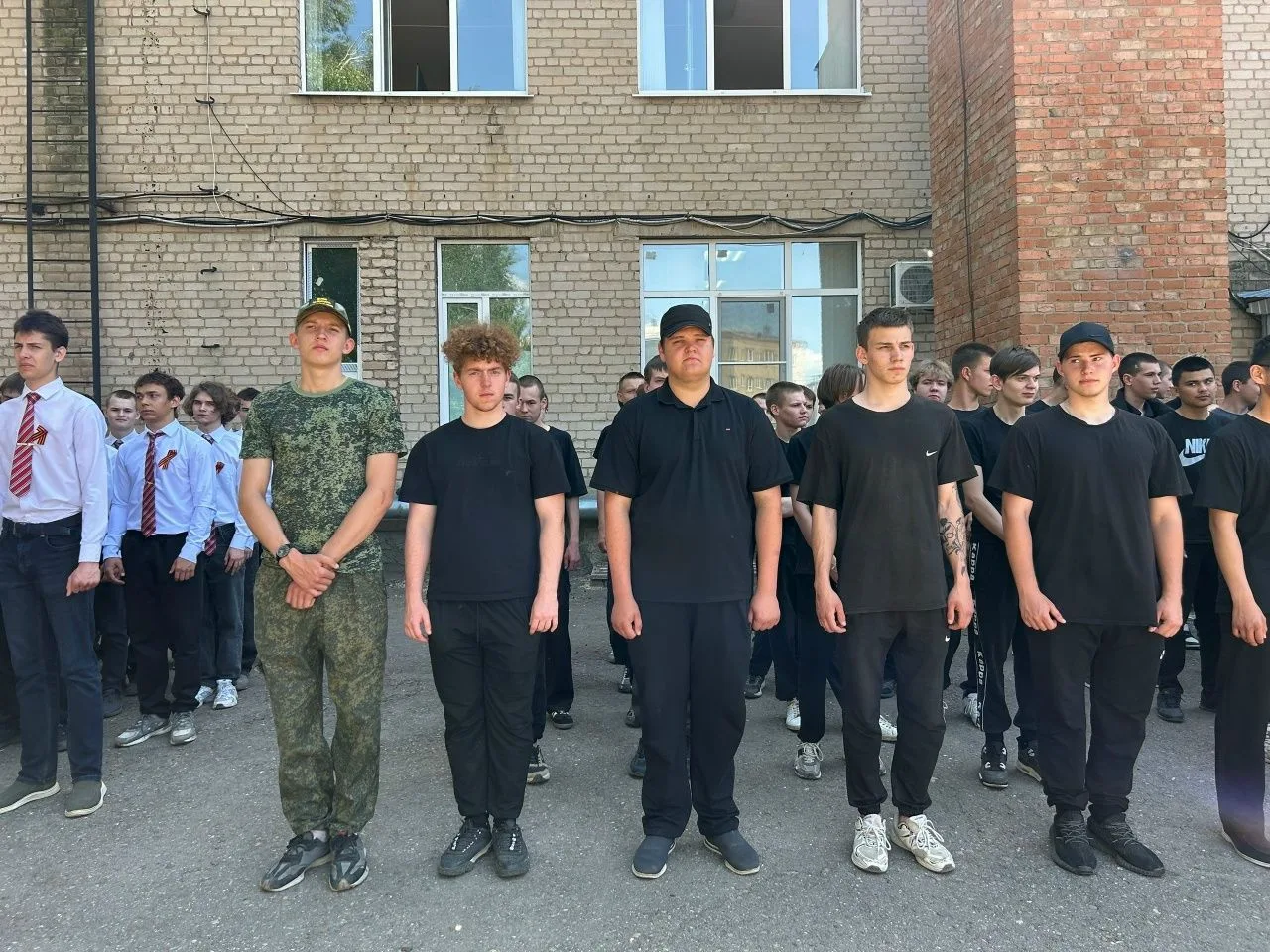 Смотр строя и песни «Красив в строю, силён в бою!»: второй этап позади!   20 мая в нашем колледже пр