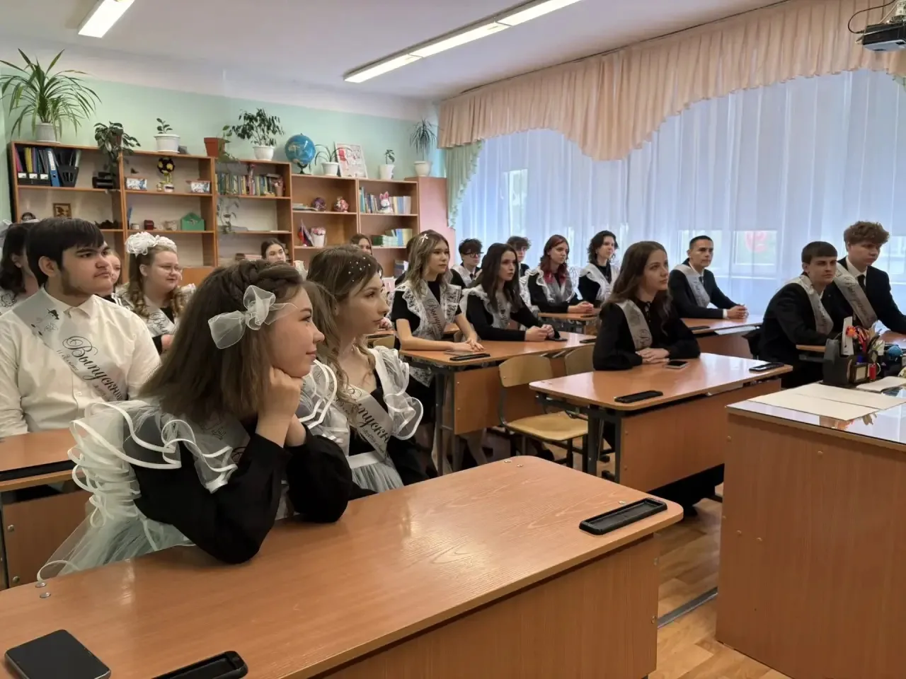 🛎️ Последний звонок   Для наших выпускников прозвучал последний звонок. Это был день, наполненный эм