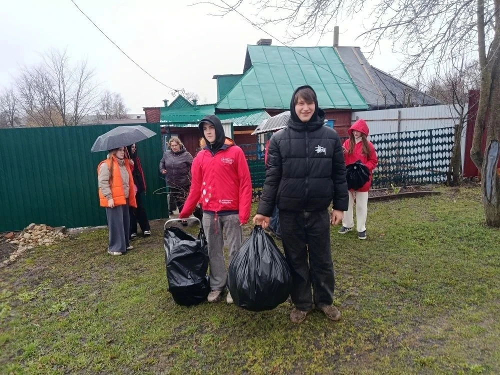 🏡 Доброта в действии: волонтёры помогли пенсионерке навести порядок во дворе 🏡