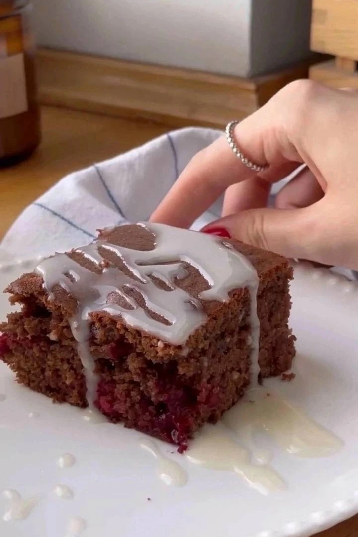 Шоколадный кекс с сочной вишней