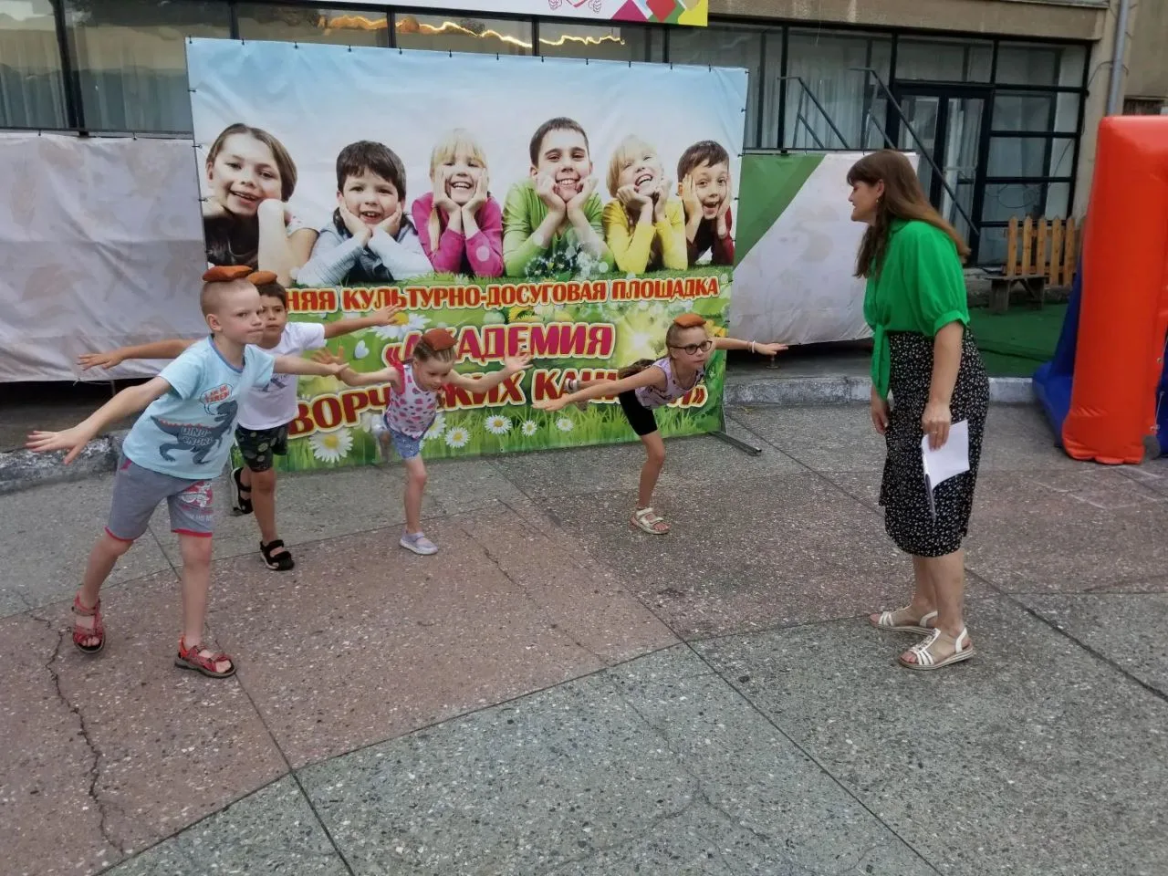 🦸‍♂️ «Мистер и Мисс Спортинка» во дворе РДК! 🦸‍♀️

На летней площадке внутреннего двора РДК снова 