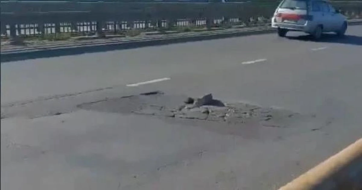 Соцсети: В Туле на мосту Восточного обвода кусок асфальта повредил автомобиль