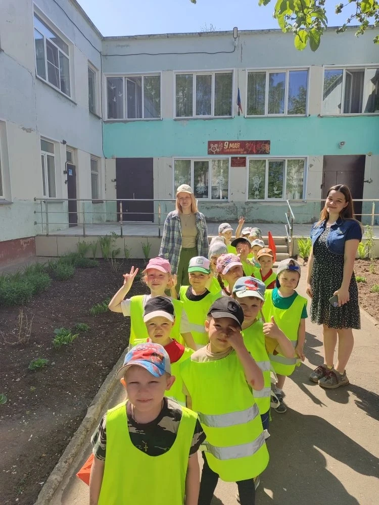Юные пешеходы в деле 👍!