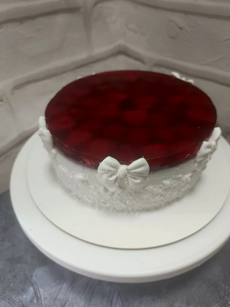 Холодный пп чизкейк . 🍰. По рецепту должен быть кокос и вишня 🍒, но девочка захотела с клубничкой 
