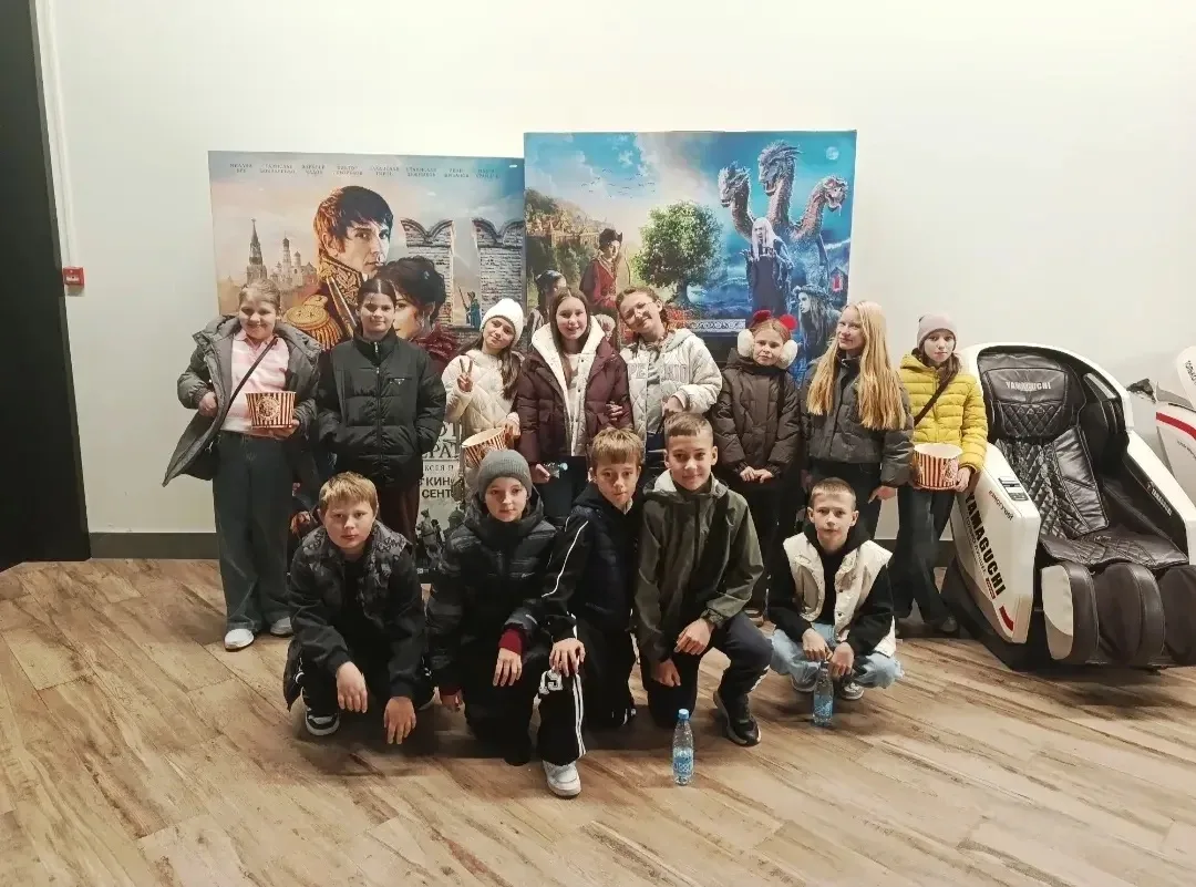 Вчера ученики 4Д класса посетили кинотеатр "Рассвет", где с большим удовольствием посмо...