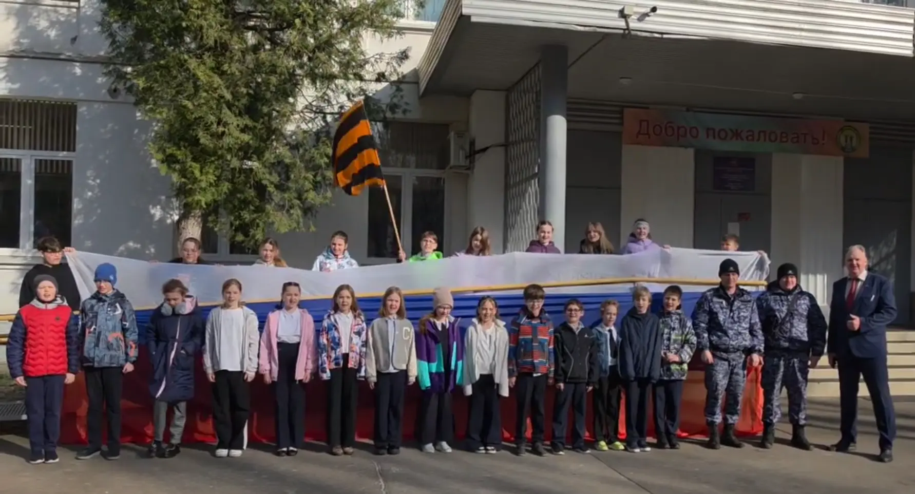 🚩 10 лет на страже порядка   🇷🇺 Сегодня, в день 10-летия образования Росгвардии России наши школьник