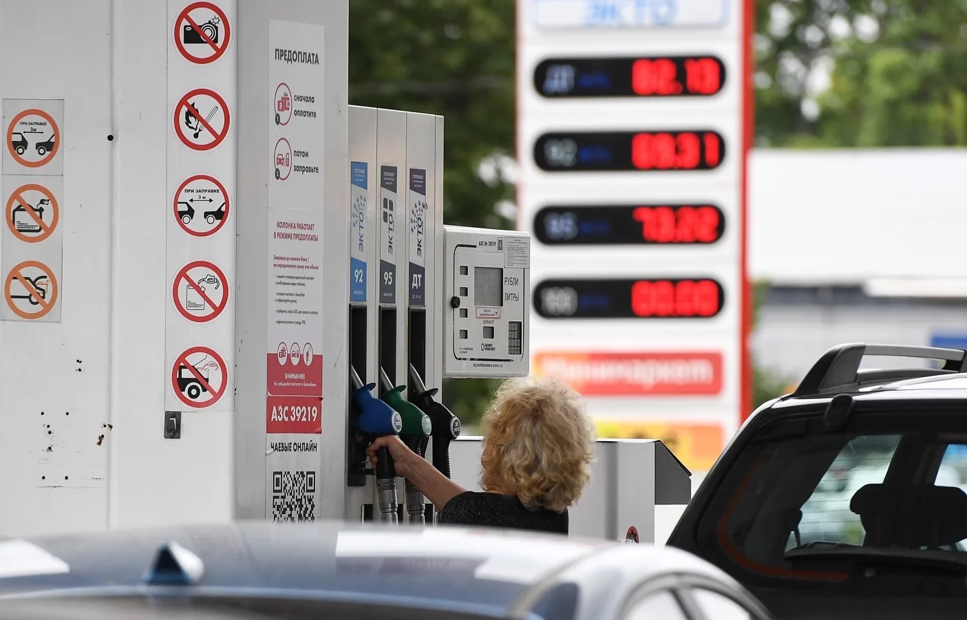 Власти отказались регулировать очереди на АЗС и ограничивать вывоз топлива из Калинингр...