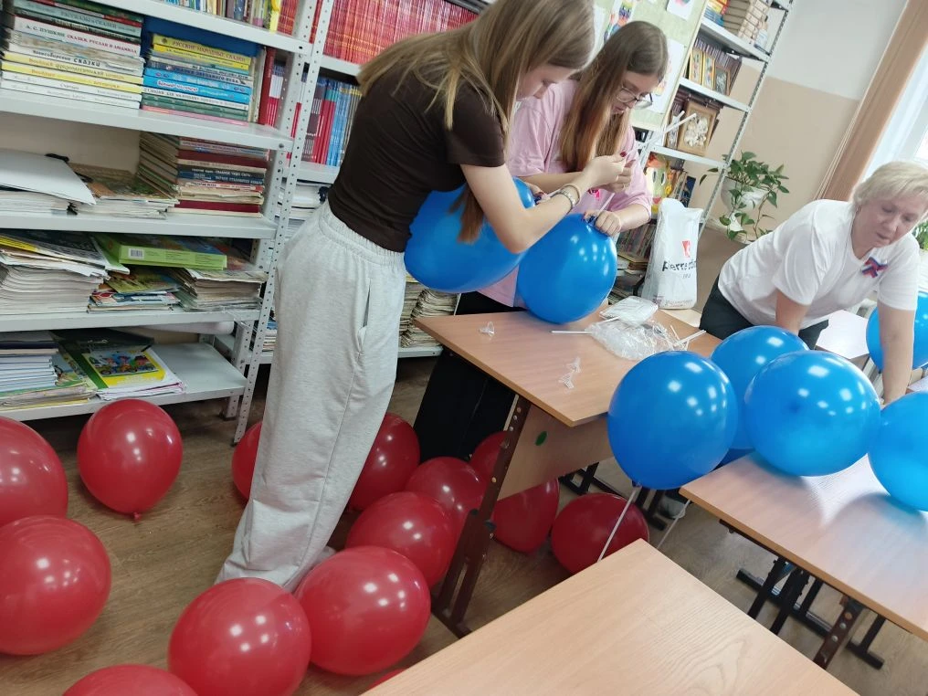 🎉 С Днём России! 🇷🇺

Сегодня на территории нашего школьного двора прошёл грандиозный праздник, по
