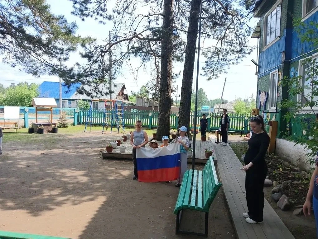 На торжественной линейке прошла церемония закрытия недели, завершившаяся спуском Государственного фл